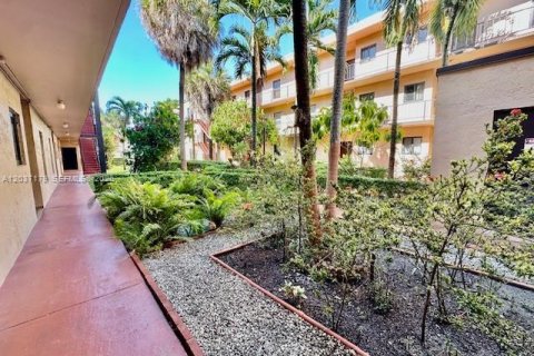 Condo in Sweetwater, Florida, 3 bedrooms № 2259986 - photo 5