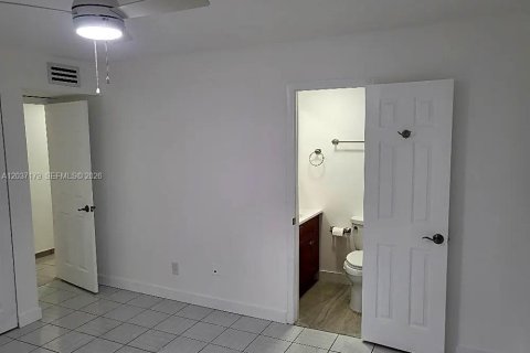Condo in Sweetwater, Florida, 3 bedrooms № 2259986 - photo 7