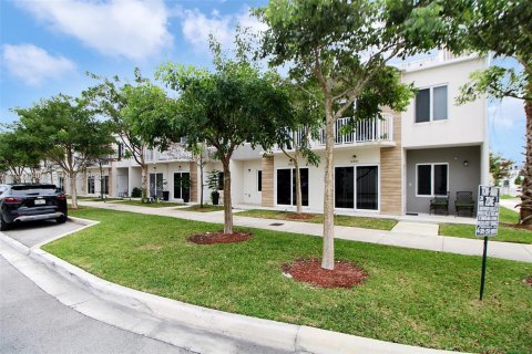 Снять в аренду таунхаус в Хомстед, Флорида 4 спальни, 129.88м2, № 1991806 - фото 5