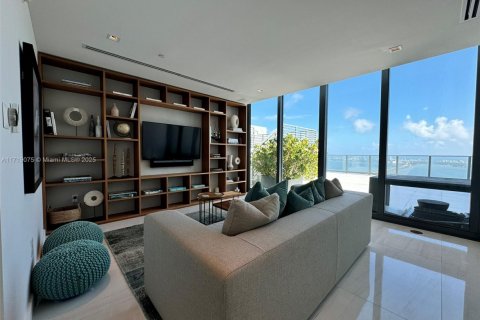 Condo in Miami, Florida, 3 bedrooms  № 1601135 - photo 1
