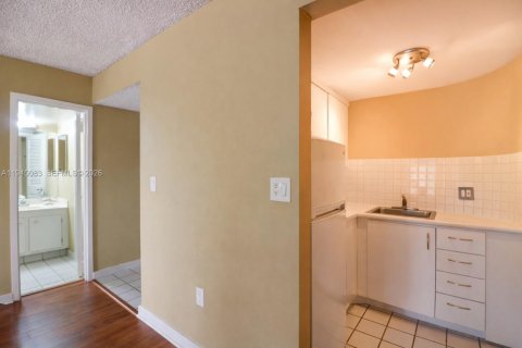 Condo in Miami, Florida, 1 bedroom  № 2001511 - photo 10