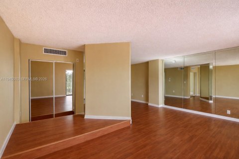 Condo in Miami, Florida, 1 bedroom  № 2001511 - photo 9