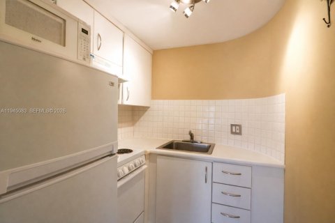 Condo in Miami, Florida, 1 bedroom  № 2001511 - photo 11