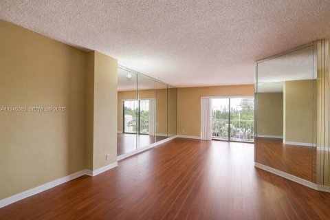Condo in Miami, Florida, 1 bedroom  № 2001511 - photo 7