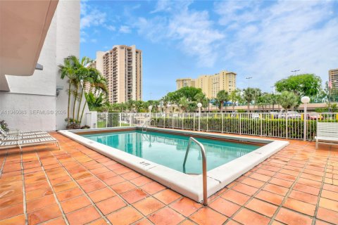 Condo in Miami, Florida, 1 bedroom  № 2001511 - photo 15