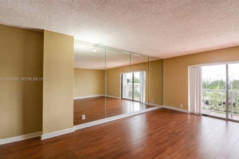 Condo in Miami, Florida, 1 bedroom  № 2001511 - photo 4