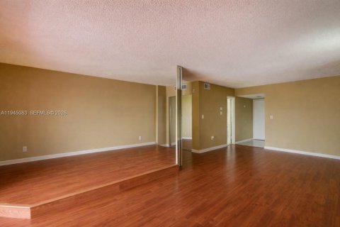 Condo in Miami, Florida, 1 bedroom  № 2001511 - photo 8