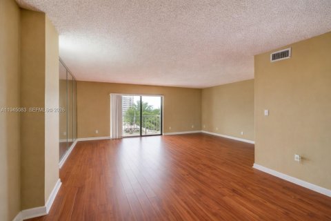 Condo in Miami, Florida, 1 bedroom  № 2001511 - photo 6