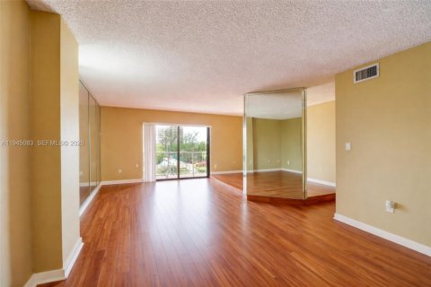 Condo in Miami, Florida, 1 bedroom  № 2001511 - photo 5