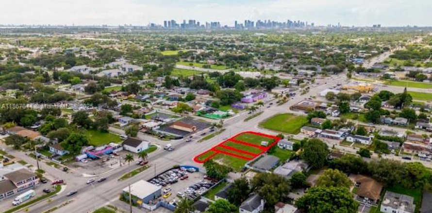 Commercial property in Miami, Florida № 1895504