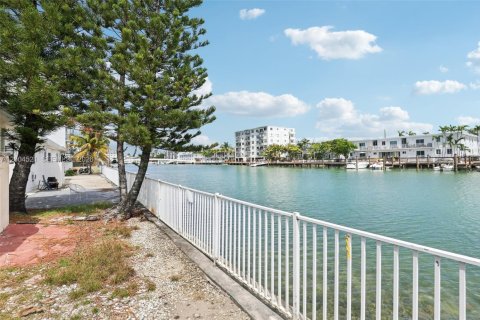 House in Miami Beach, Florida 1 bedroom, 61.04 sq.m. № 2069617 - photo 19