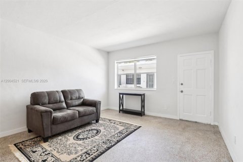 House in Miami Beach, Florida 1 bedroom, 61.04 sq.m. № 2069617 - photo 5