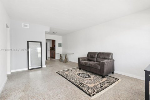 House in Miami Beach, Florida 1 bedroom, 61.04 sq.m. № 2069617 - photo 7
