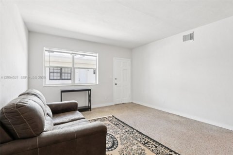 House in Miami Beach, Florida 1 bedroom, 61.04 sq.m. № 2069617 - photo 6