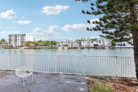 House in Miami Beach, Florida 1 bedroom, 61.04 sq.m. № 2069617 - photo 1