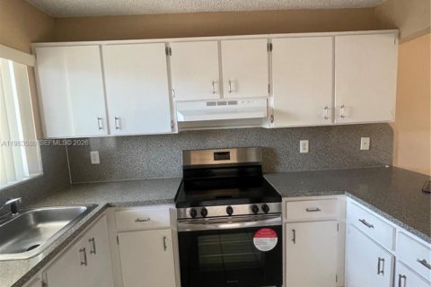 Снять в аренду квартиру в Хайалиа, Флорида 2 спальни, 79.9м2, № 2050816 - фото 4