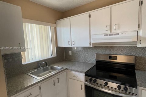 Снять в аренду квартиру в Хайалиа, Флорида 2 спальни, 79.9м2, № 2050816 - фото 2