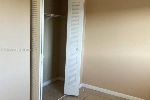 Снять в аренду квартиру в Хайалиа, Флорида 2 спальни, 79.9м2, № 2050816 - фото 9