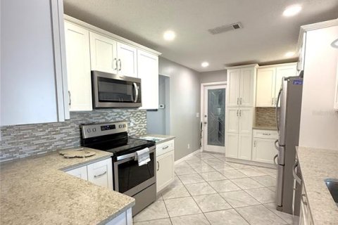 House in Pinellas Park, Florida 3 bedrooms, 153.2 sq.m. № 1902388 - photo 8