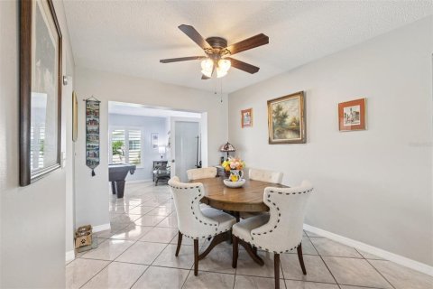 House in Pinellas Park, Florida 3 bedrooms, 153.2 sq.m. № 1902388 - photo 11