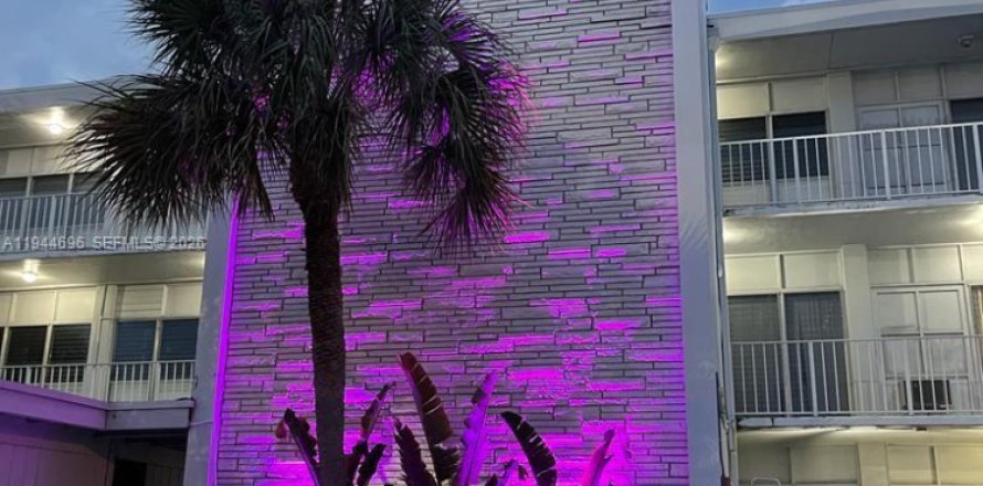 Apartment in Miami, Florida 1 bedroom, 69.68 sq.m. № 2001662