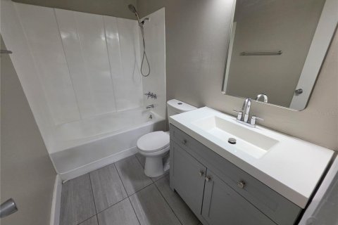 Townhouse in Tampa, Florida 2 bedrooms, 94.02 sq.m. № 2378999 - photo 9