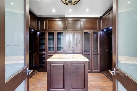 Villa ou maison à louer à Pinecrest, Floride: 9 chambres, 683.48 m2 № 1774509 - photo 30