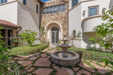 Villa ou maison à louer à Pinecrest, Floride: 9 chambres, 683.48 m2 № 1774509 - photo 2