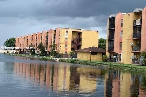 Снять в аренду кондоминиум в Майами, Флорида 2 спальни, 67.63м2, № 1963881 - фото 1