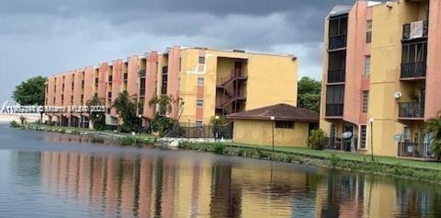 Кондоминиум с 2 спальнями в Майами, Флорида № 1963881