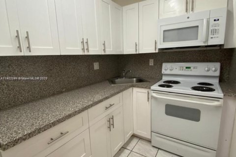Снять в аренду кондоминиум в Майами, Флорида 2 спальни, 67.63м2, № 1963881 - фото 3