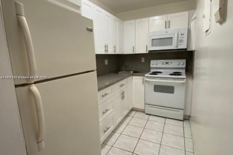 Снять в аренду кондоминиум в Майами, Флорида 2 спальни, 67.63м2, № 1963881 - фото 2