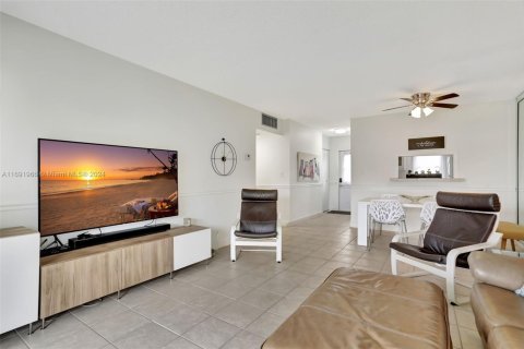 Condo in Lauderdale Lakes, Florida, 2 bedrooms  № 1864722 - photo 4