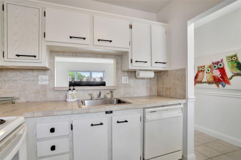 Condo in Lauderdale Lakes, Florida, 2 bedrooms  № 1864722 - photo 9