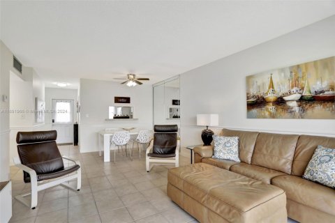 Condo in Lauderdale Lakes, Florida, 2 bedrooms  № 1864722 - photo 3