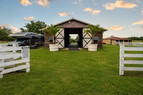 House in Groveland, Florida 4 bedrooms, 360.09 sq.m. № 2210490 - photo 27