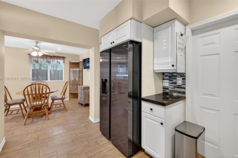 House in Hollywood, Florida 3 bedrooms, 150.04 sq.m. № 2057440 - photo 27