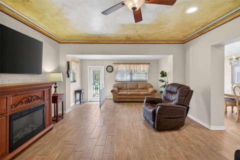 House in Hollywood, Florida 3 bedrooms, 150.04 sq.m. № 2057440 - photo 13