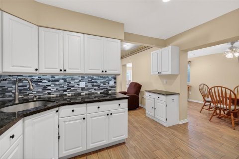 House in Hollywood, Florida 3 bedrooms, 150.04 sq.m. № 2057440 - photo 26