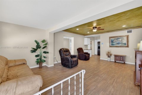 House in Hollywood, Florida 3 bedrooms, 150.04 sq.m. № 2057440 - photo 10