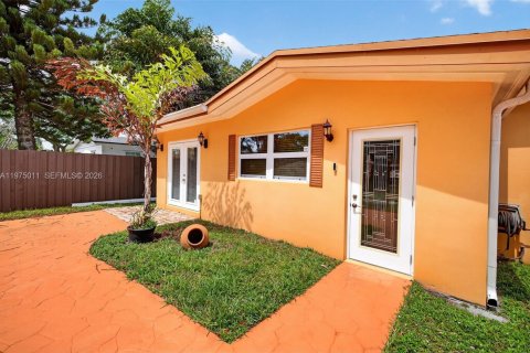 House in Hollywood, Florida 3 bedrooms, 150.04 sq.m. № 2057440 - photo 2