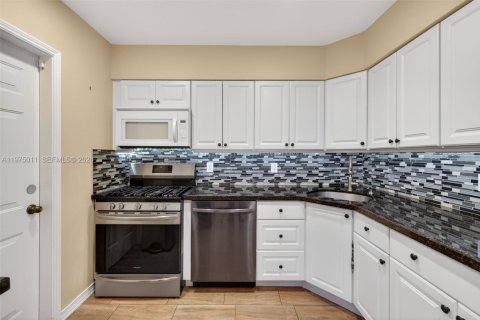 House in Hollywood, Florida 3 bedrooms, 150.04 sq.m. № 2057440 - photo 25