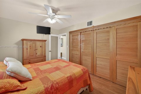 House in Hollywood, Florida 3 bedrooms, 150.04 sq.m. № 2057440 - photo 29