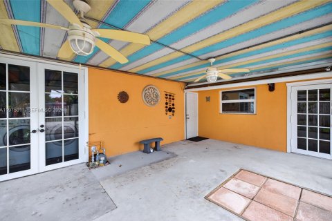 House in Hollywood, Florida 3 bedrooms, 150.04 sq.m. № 2057440 - photo 3