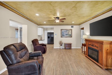 House in Hollywood, Florida 3 bedrooms, 150.04 sq.m. № 2057440 - photo 4