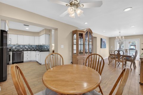 House in Hollywood, Florida 3 bedrooms, 150.04 sq.m. № 2057440 - photo 22