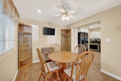 House in Hollywood, Florida 3 bedrooms, 150.04 sq.m. № 2057440 - photo 20