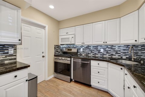 House in Hollywood, Florida 3 bedrooms, 150.04 sq.m. № 2057440 - photo 24