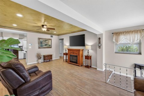 House in Hollywood, Florida 3 bedrooms, 150.04 sq.m. № 2057440 - photo 11