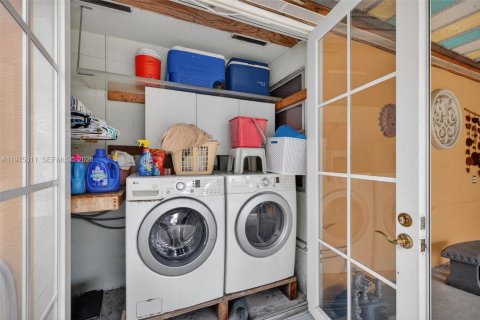 House in Hollywood, Florida 3 bedrooms, 150.04 sq.m. № 2057440 - photo 8